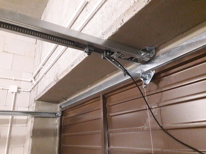 System awaryjnego wysprzęglenia bramy garażowej